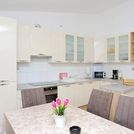 With Parking Space Nemira, Omis - 4652 Daire