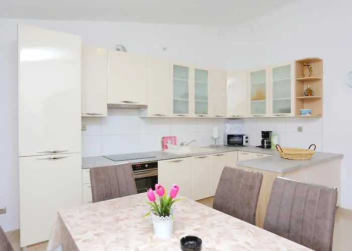With Parking Space Nemira, Omis - 4652 Appartement